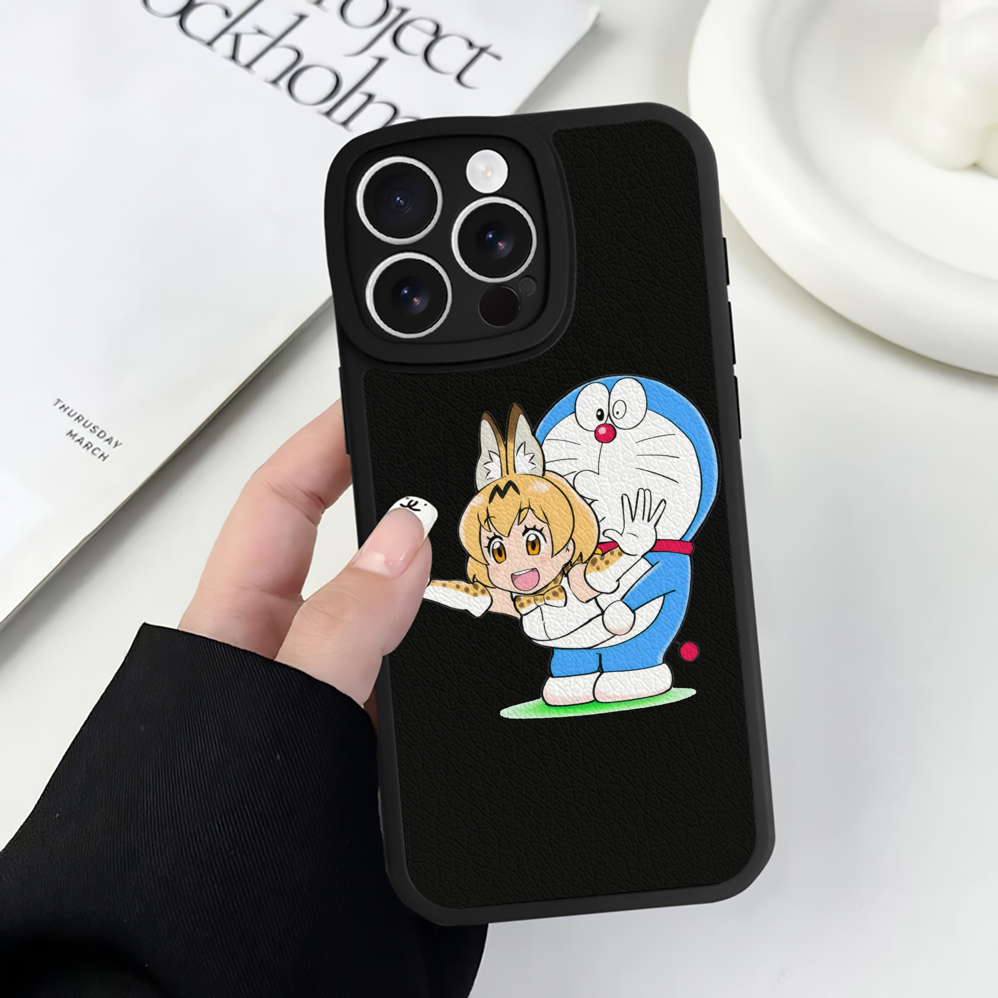 （画像用） ドラえもん Doraemon 【iPhone 16シリーズ対応】シリコンスマホケース（レザー調） 材質：シリコン